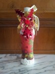 Botella  decorada con servilleta roja, nieve y motivos navideños