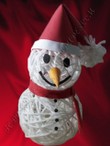 Muñeco de nieve hecho con lana y decorado con goma eva 