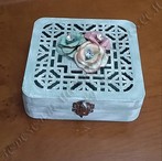 Caja de madera labrada de 15x15, decorada a pincel seco y con flores de papel con piedra