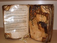Libro grande envejecido con foto decorado con goma arábiga y acrílicos