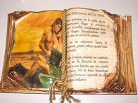 Libro pequeño envejecido con foto decorado con acrílicos