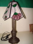 Lámpara con tulipa de cristal emplomada y pie de madera imitación tiffany