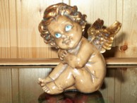 Angel de marmolina pintado con acrílicos y pan de oro