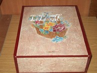 Caja de vino de madera decorada con craquelador y pintada a mano alzada