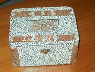 Caja de madera decorada con cascara de huevo