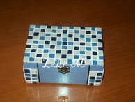 Caja de madera decorada con teselas imitación mosaico