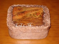 Caja de madera decorada con servilleta, goma arábiga y pasta craqueladora