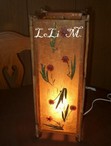 Lámpara de madera y metacrilato decorada con  arroz y flor prensada