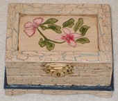 Joyero de madera decorado con craquelador y pintado a mano alzada