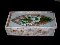 Joyero de madera con tapa de cristal decorada a mano alzada con contorno relieve y laca de bombilla