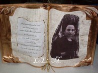 Libro mediano envejecido con foto recordatorio decorado con craquelador y acrílicos