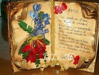 Libro pequeño envejecido con flor prensada y acrílicos