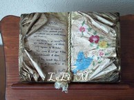 Libro mediano envejecido pintado con acrílicas a mano alzada