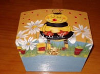 Caja de madera decorada con servilleta y acrilicos